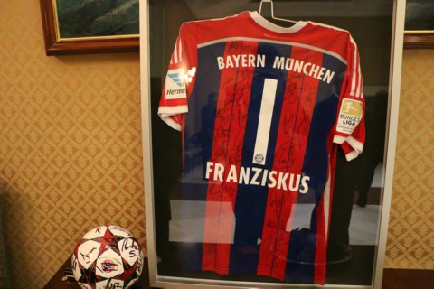 Bayern tặng áo cho Giáo hoàng và quyên 1 triệu Euro làm từ thiện