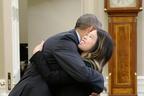 Tổng thống Mỹ Obama ôm thân tình nữ y tá gốc Việt Nina Phạm