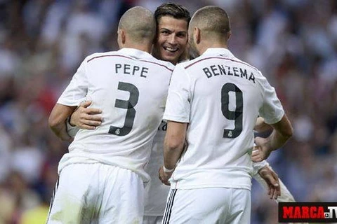 Ronaldo, Benzema giúp Real Madrid ngược dòng hạ gục Barcelona