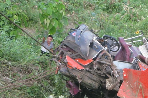 Ninh Thuận: Ôtô tải mất lái lao xuống vực làm 2 người chết