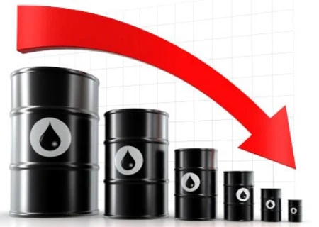 [Infographics] Giá dầu trên thị trường thế giới đang giảm xuống