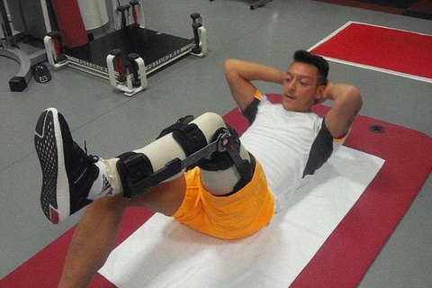 Mesut Oezil khổ luyện với chân trái băng bó để sớm trở lại