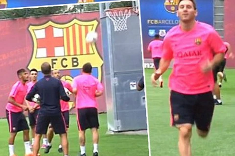 [Video] Messi phô diễn kỹ thuật chơi bóng rổ và ghi điểm bằng đầu