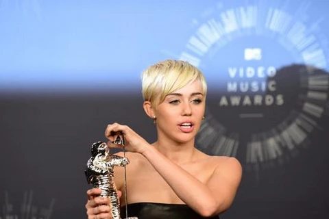 Ca sỹ Miley Cyrus trở thành gương mặt mới của MAC Viva Glam