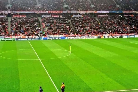 Lên tận giữa sân, thủ môn Manuel Neuer vẫn cảm thấy "cô đơn"