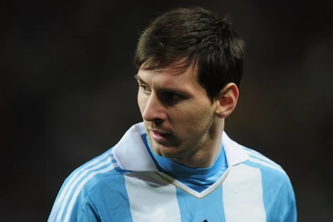 Lionel Messi bị biến thành "gã hề" trong pha bóng đơn giản