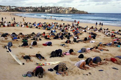 Người biểu tình Australia vùi đầu vào cát chế nhạo chính phủ