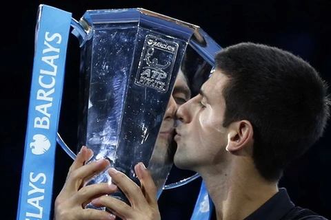 Djokovic nói gì sau khi được Federer "dâng" chức vô địch?