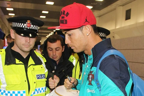 Cristiano Ronaldo và Lionel Messi hâm nóng thành Manchester
