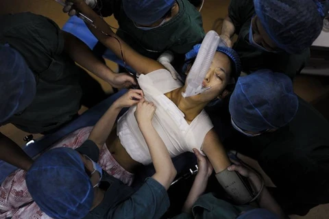 Nữ sinh viên Trung Quốc nâng vòng một để thi người mẫu ngực 