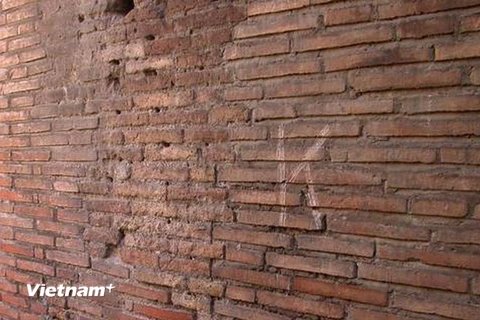 Du khách Nga bị phạt tù 4 tháng vì viết tên lên tường Colosseum