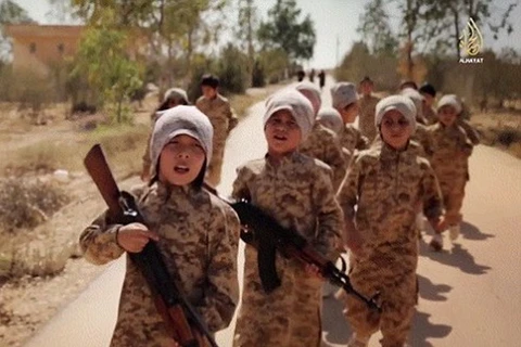 IS tung video gây sốc về cảnh huấn luyện các binh sỹ trẻ em