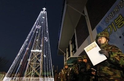 Hàn Quốc tái xây dựng "cây Giáng sinh" gần biên giới Triều Tiên