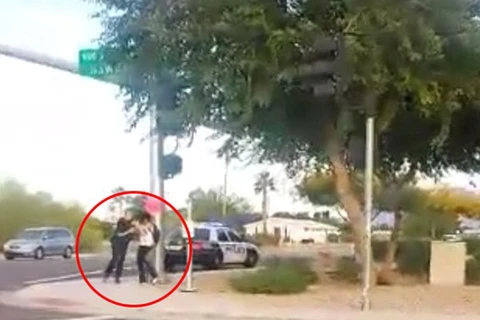 Cảnh sát Mỹ gây bất bình khi tấn công cô gái bất ổn về tâm lý