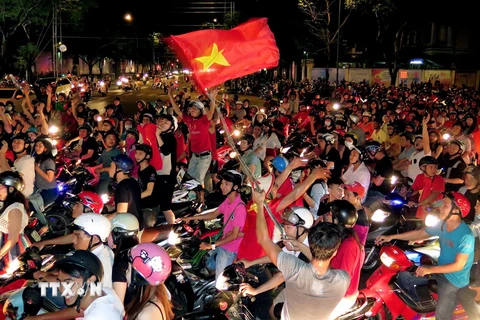 Người hâm mộ đổ ra đường ăn mừng chiến thắng của Việt Nam