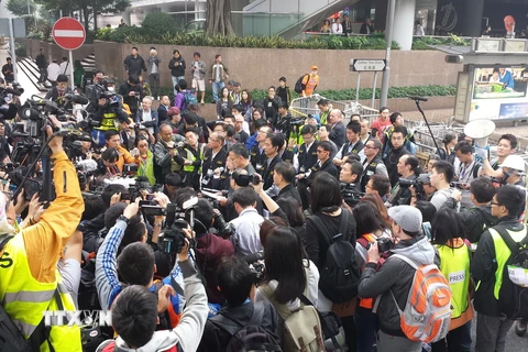 Cảnh sát Hong Kong cho người biểu tình thời gian để giải tán