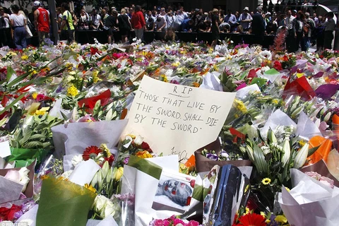 [Photo] Dòng người đặt hoa tưởng niệm hai nạn nhân thiệt mạng