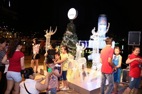 20.000 người chào đón Giáng sinh và Năm Mới tại Hồ Bán Nguyệt