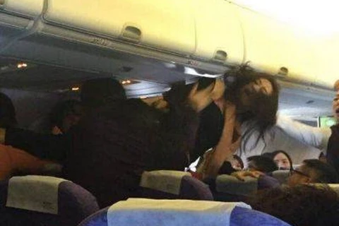 Hành khách Trung Quốc lại gây rắc rối khi đánh lộn trên máy bay