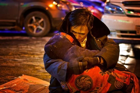 [Photo] Người chồng ôm xác vợ giữa cái lạnh -24 độ C suốt 2 giờ