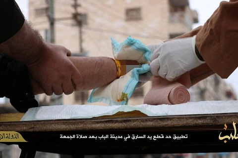 Phiến quân IS công bố hình ảnh chặt tay và đóng đinh tội phạm
