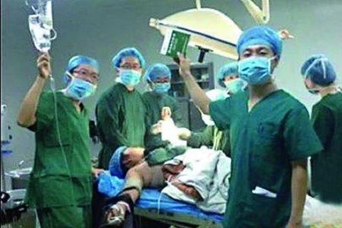 Selfie bên cạnh bệnh nhân vừa phẫu thuật, bác sĩ bị đình chỉ