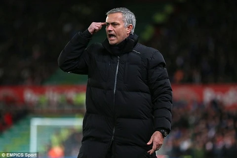 Chelsea gặp 3 đội mạnh trong 7 ngày, Mourinho lo lắng ra mặt