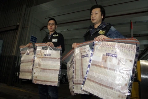 Cảnh sát thu hồi được 4,8 triệu HKD bị rơi trên đường cao tốc