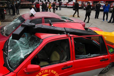 Trung Quốc thu giữ và đã đập nát hơn 100 chiếc xe taxi giả