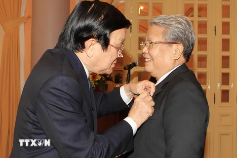Trao huy hiệu 55 năm tuổi đảng cho nguyên Chủ tịch nước Trần Đức Lương