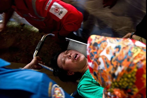 [Photo] Thân nhân hành khách AirAsia khóc ngất khi nhận hung tin