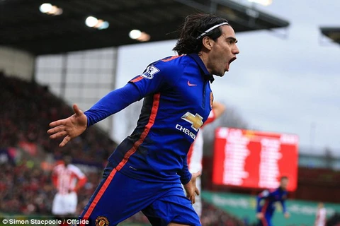 Falcao cứu M.U thoát thua trước Stoke ngay ngày đầu năm 2015