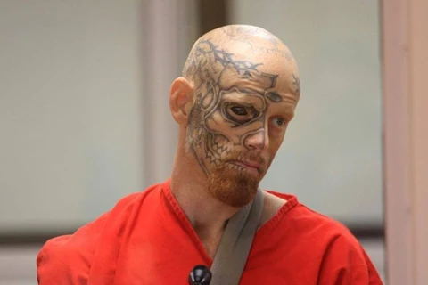 Người đàn ông "hình xăm đầu lâu" bị phạt tù vì bắn cảnh sát