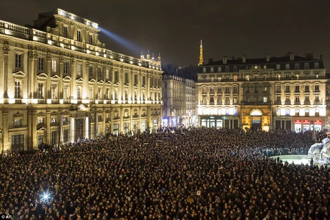 Hàng trăm nghìn người tưởng niệm nạn nhân vụ tấn công ở Paris