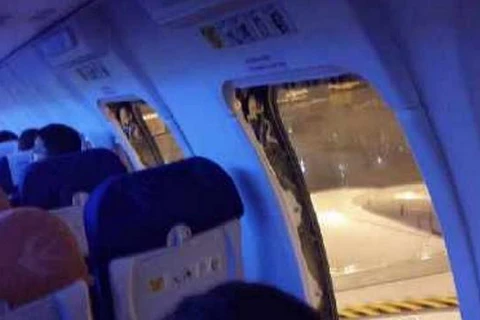 Trung Quốc bắt 25 hành khách vì cố tình mở cửa thoát hiểm máy bay