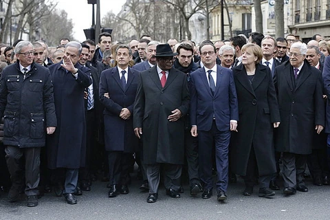 [Photo] Ảnh chế cựu Tổng thống Pháp chen lên đầu đoàn tuần hành