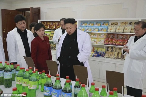 Ông Kim Jong Un "tỏ thái độ" với công nhân nhà máy thực phẩm