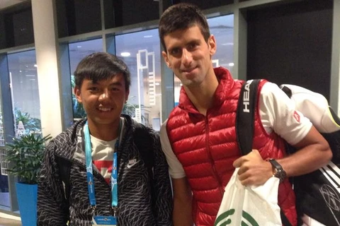 Lý Hoàng Nam khoe ảnh chụp cùng tay vợt số 1 Novak Djokovic