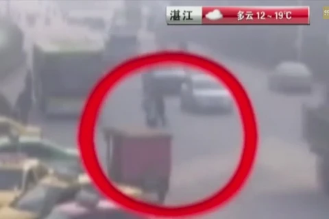 Một phụ nữ Trung Quốc thản nhiên lên xe bus sau khi gây tai nạn