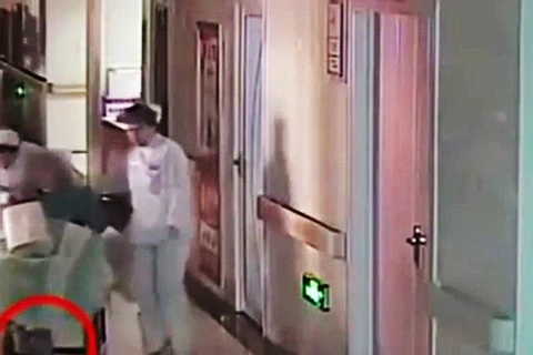 Trung Quốc: Bé sơ sinh tử vong do bị y tá kéo lê trên sàn nhà