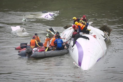 Cận cảnh cứu hộ hành khách máy bay Đài Loan chìm dưới nước