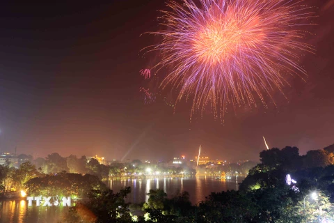 [Photo] Bắn pháo hoa chào đón Năm Mới Ất Mùi trên cả nước