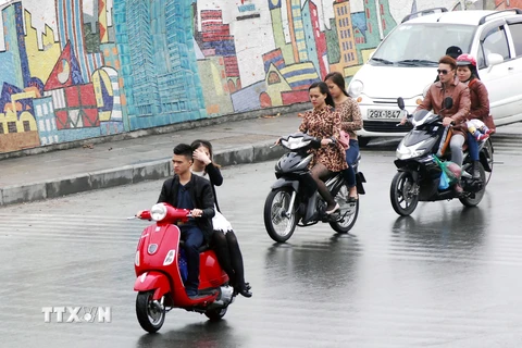 [Photo] Vi phạm giao thông đường bộ trong những ngày Tết ở Hà Nội