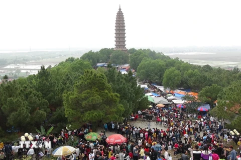 Bắc Ninh: Hàng vạn người trẩy hội Phật Tích cầu bình an