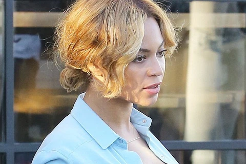 Beyonce sexy với trang phục “không áo ngực” khi xuống phố
