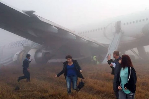 [Video] Hành khách náo loạn khi máy bay chúi đầu xuống đất