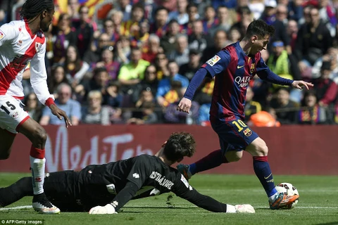 Cận cảnh Messi lập hat-trick giúp Barca chiếm ngôi đầu La Liga
