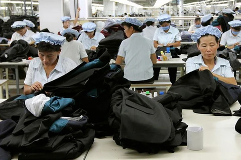 Hàn Quốc trừng phạt công ty tăng lương cho lao động Triều Tiên