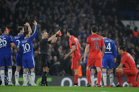 Ibrahimovic chế giễu các cầu thủ Chelsea sau khi nhận thẻ đỏ