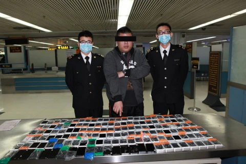 Giấu 146 chiếc iPhone trên người để buôn lậu vào Trung Quốc